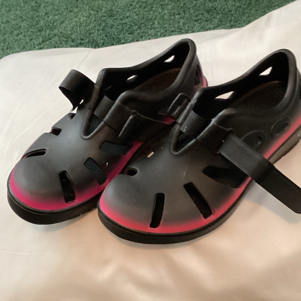 Oofos black and pink vented shoes